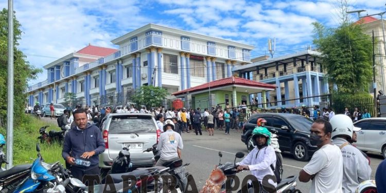 Kecewa, Sejumlah Pencaker Palang Kantor Bupati Manokwari