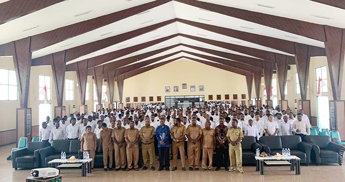 Pegaf Terbaik Urusan Kepegawaian, Kinerja Eduard Dowansiba Diapresiasi Bupati Pegaf