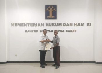 Kadiv Yankum Menyerahkan Surat Pencatatan Hak Cipta