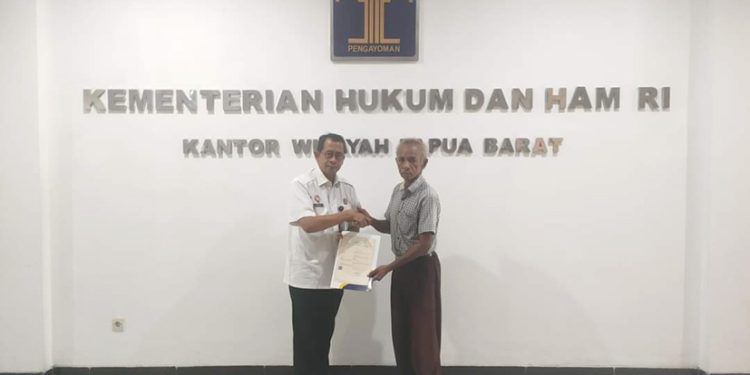 Kadiv Yankum Menyerahkan Surat Pencatatan Hak Cipta