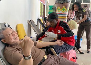 Kadiv Yankum Menyerahkan Surat Pencatatan Hak Cipta