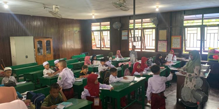 Dharmayukti Karini Manokwari Salurkan BDBS Bagi Putra dan Putri Warga Peradilan