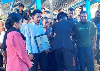 Kadiv Yankum Menyerahkan Surat Pencatatan Hak Cipta