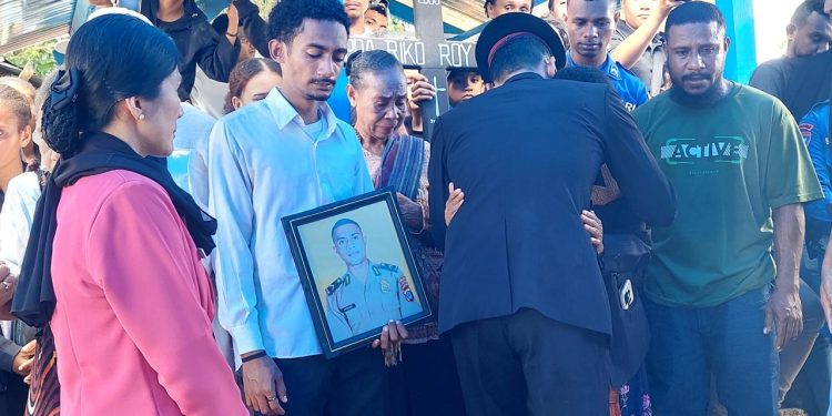 Kadiv Yankum Menyerahkan Surat Pencatatan Hak Cipta