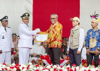 Bupati Serahkan Penghargaan Kepada bp Atas Keberhasilan Program Pengendalian Malaria