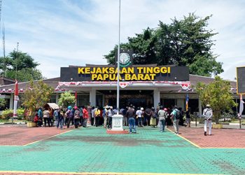 Puluhan ASN, PPPK dan Tenaga Honor Berunjuk Rasa di Kejati Papua Barat