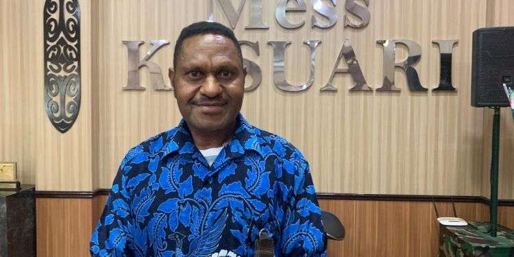 Yosias Saroy Minta Pegawai Hadir secara Fisik di Kabupaten Pegaf