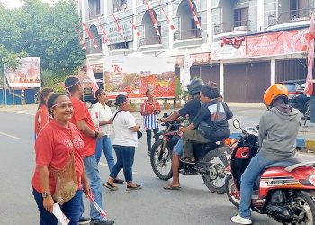 Momen HUT RI, KPU Manokwari Bagi Bunga dan Informasi Pilkada ke Pengendara