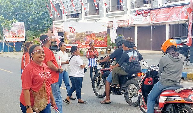 Momen HUT RI, KPU Manokwari Bagi Bunga dan Informasi Pilkada ke Pengendara