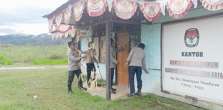 Akhirnya, Pemalangan Kantor KPU Pegaf Berakhir