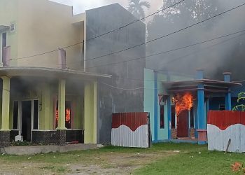Kecewa dengan Pemda, Kantor BKPSDM Kabupaten Mansel Dibakar Masa