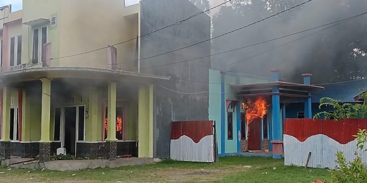 Kecewa dengan Pemda, Kantor BKPSDM Kabupaten Mansel Dibakar Masa