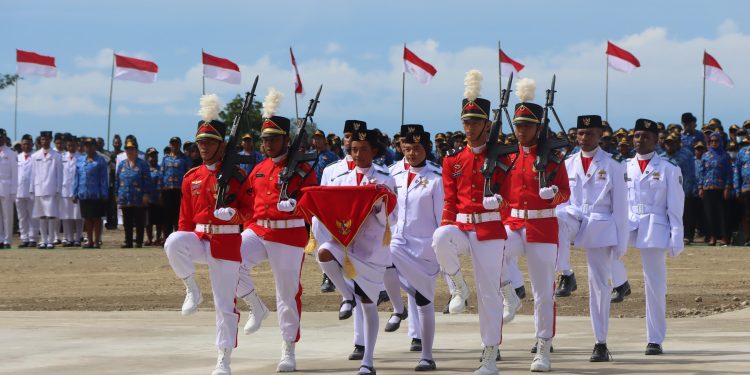 Paskibraka Mansel Sukses Kibarkan Sang Saka Merah Putih di Langit Bukit Boako