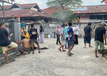Warga RT 3, RW 3 Wosi Dalam Membersihkan Lingkungannya