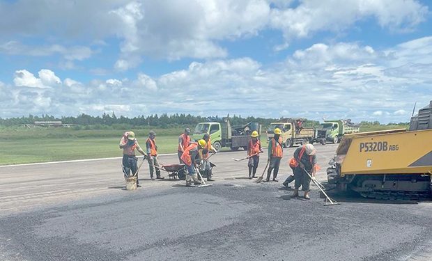 Sejumlah Maskapai Menunda Penerbangan Akibat Kerusakan Runway di Bandara DEO