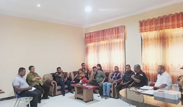 Sambangi SMA YPK Oikumene, KPU Mansel Verifikasi Kelulusan Maxsi Nelson Ahoren