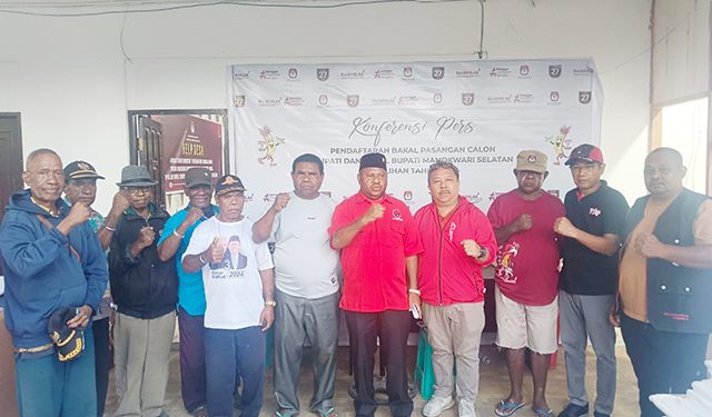 PDI Perjuangan Bersama Tokoh Masyarakat Serahkan Tanggapan ke KPU Mansel