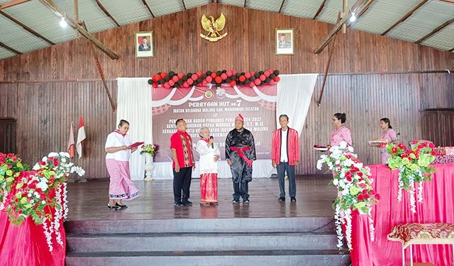Markus Waran Dikukuhkan sebagai Anggota Kehormatan pada HUT ke-7 IKEMAL