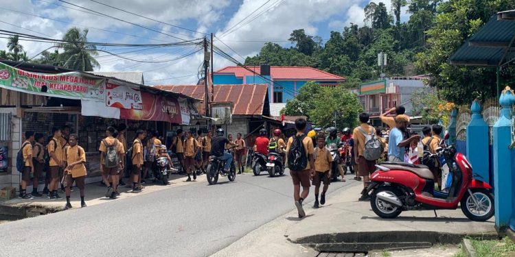 Sejumlah Pelajar SMP Saling Kejar di Wosi Dalam