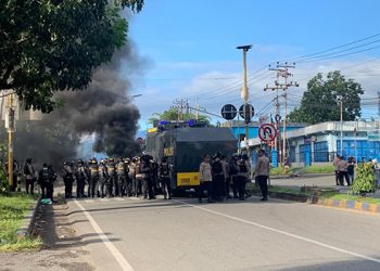 Kecewa, Sejumlah Warga di Manokwari Palang Jalan dan Bakar Ban Bekas