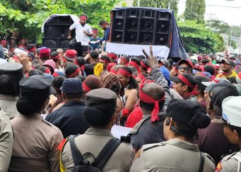 Simpatisan Arus Unjuk Rasa ke KPU PBD Tolak Putusan MRPBD