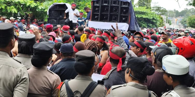 Simpatisan Arus Unjuk Rasa ke KPU PBD Tolak Putusan MRPBD
