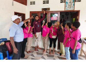 KKN STIH Manokwari Pasang Papan Nama dan Nomor Rumah Warga RT 02 Sanggeng