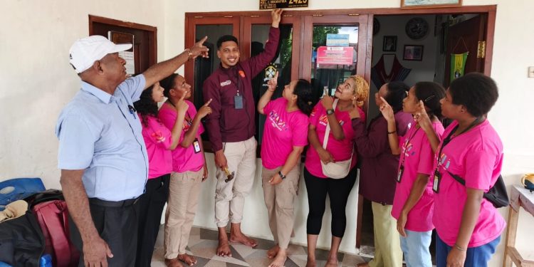 KKN STIH Manokwari Pasang Papan Nama dan Nomor Rumah Warga RT 02 Sanggeng