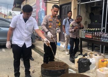 Polres Sorong Memusnahkan Ribuan Liter Minuman Keras