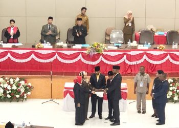 Yuanis Tri dan Nurtina Lasaka Pimpinan Sementara DPRD Kabupaten Sorong