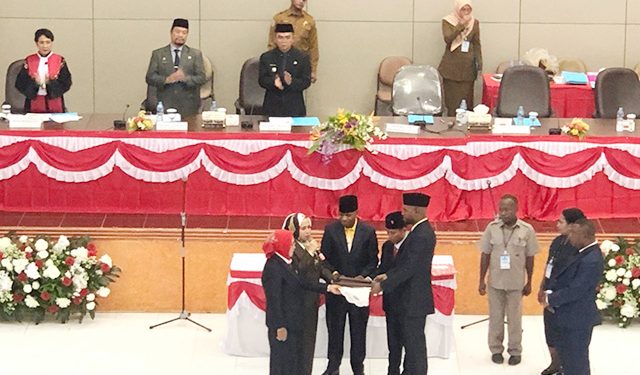 Yuanis Tri dan Nurtina Lasaka Pimpinan Sementara DPRD Kabupaten Sorong