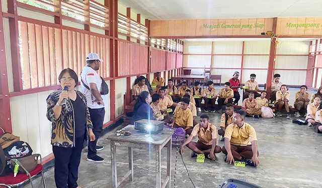 KPU Mansel Goes To School