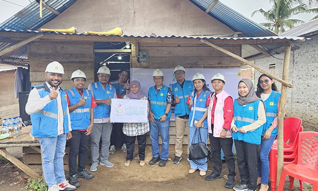 PLN Manokwari Terangi 22 Rumah Masyarakat Kurang Mampu Secara Gratis