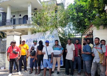 Simpatisan Nakeus Muid Palang Sekretariat DPD PDI-P Papua Barat Tolak Keputusan Soal Calon Wakil 1