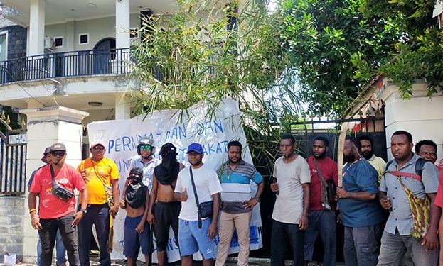 Simpatisan Nakeus Muid Palang Sekretariat DPD PDI-P Papua Barat Tolak Keputusan Soal Calon Wakil 1