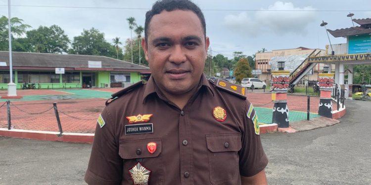 Maxim dan Satlantas Bagikan Helm Gratis