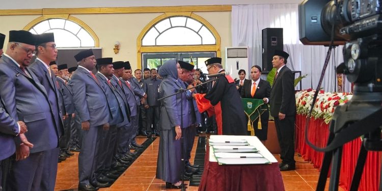 35 Anggota DPR Papua Barat Diambil Sumpah dan Janjinya