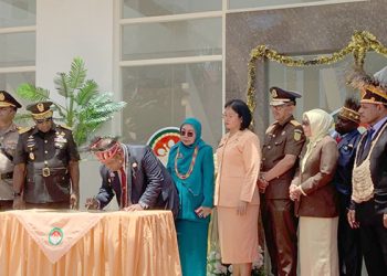 Temongmere Meresmikan Gedung DWP Papua Barat