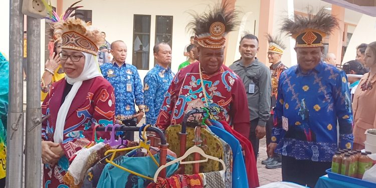 Fashion Show Batik dan Pameran UMKM Warnai HUT Provinsi Papua Barat Ke-25