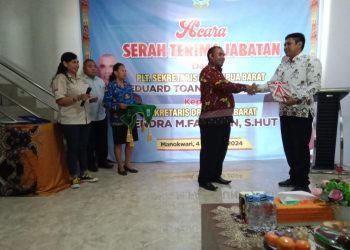 Toansiba Serahkan Jabatan Sekwan Papua Barat Kepada Fatubun