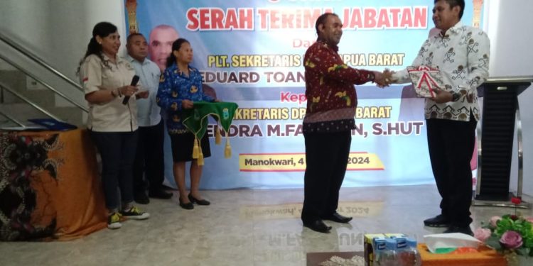 Toansiba Serahkan Jabatan Sekwan Papua Barat Kepada Fatubun