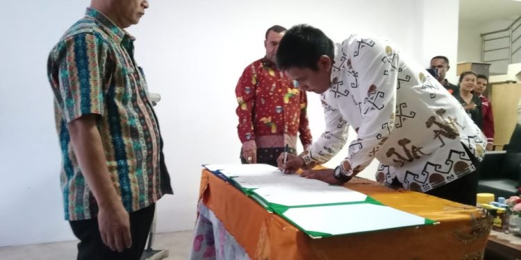 Toansiba Serahkan Jabatan Sekwan Papua Barat Kepada Fatubun