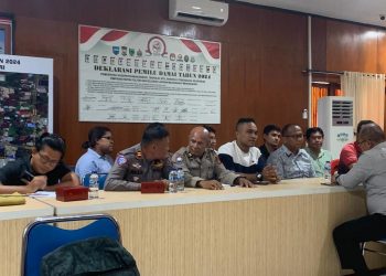 Maxim dan Satlantas Bagikan Helm Gratis