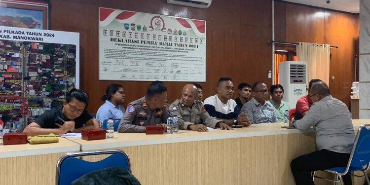 Maxim dan Satlantas Bagikan Helm Gratis