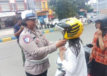 Maxim dan Satlantas Bagikan Helm Gratis