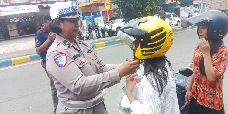 Maxim dan Satlantas Bagikan Helm Gratis