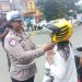 Maxim dan Satlantas Bagikan Helm Gratis