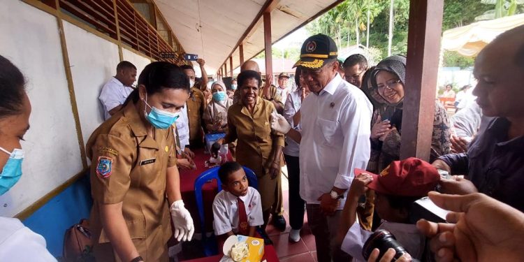 Menteri PMK Tinjau Pelaksanaan PIN Polio di SD YPK I Syalom