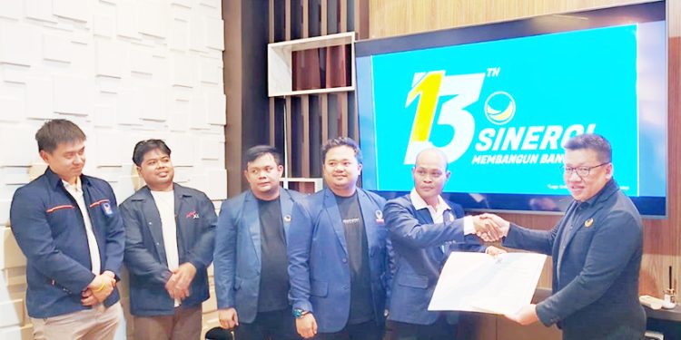 Fernando Loman Resmi Menerima SK Pengurus Partai NasDem Manokwari