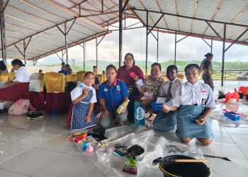 Sri Lestari Waran Latih Perempuan Mansel Membatik Alami dan Kimia